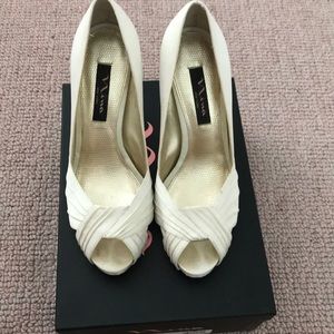 Nina Papuan ivory platform bridal pump